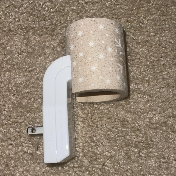 Snowflake Pattern Wallflower Plug - Picture 3 of 5